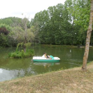 Etang de pêche avec le pédalo