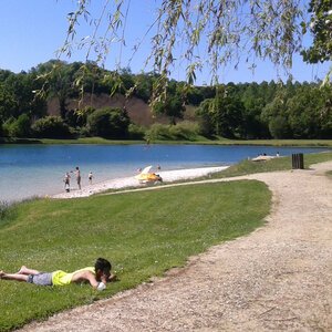 Plan d eau et la plage de Nantheuil, à proximité du Camping.