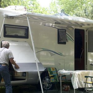 Un camping car sur un emplacement ombragé